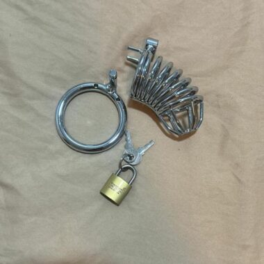 قفص العفة المعدني الفاخر: الأناقة والمتانة لتجربة استثنائية